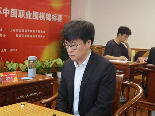 28岁的克里斯坦特曾出任过后腰、前腰和中后卫等多个位置，他是穆里尼奥手下罗马的绝对主力之一。